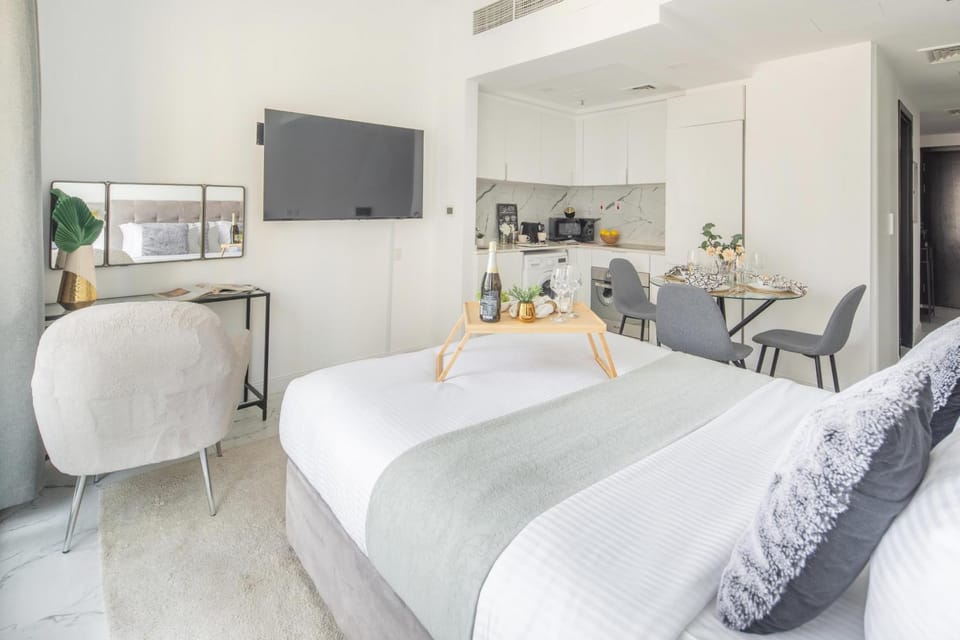 Bed, TV and multimedia, Living room, Dining area