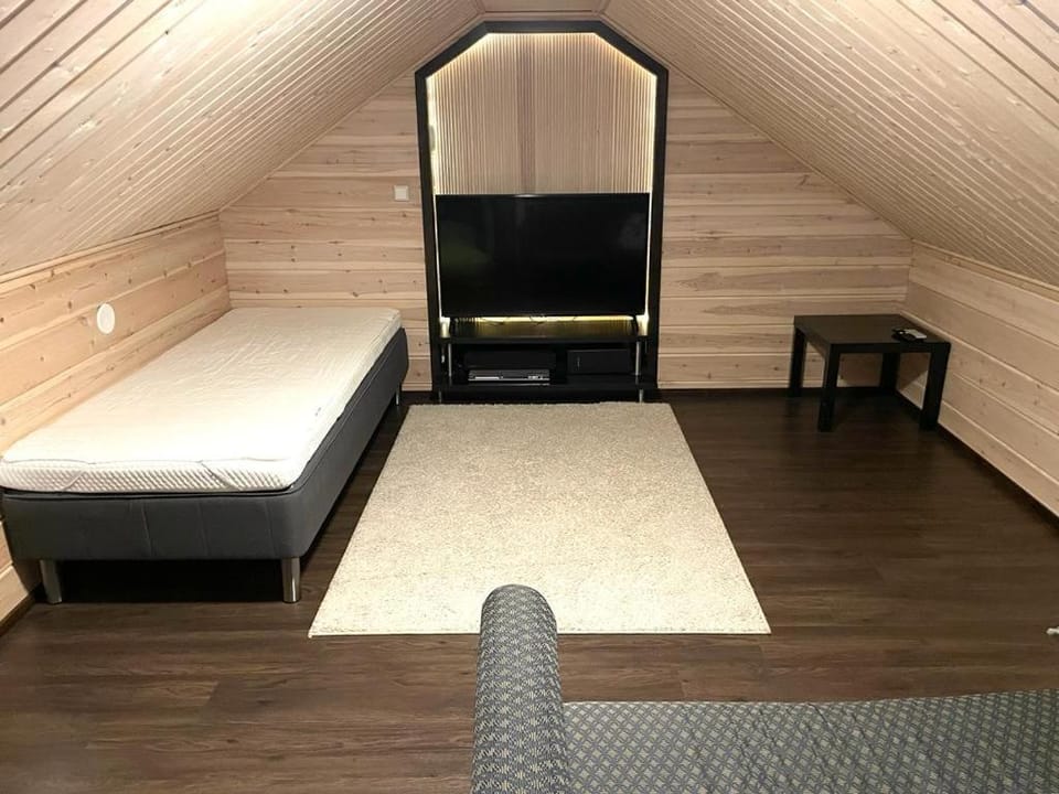 Bed, TV and multimedia, Seating area