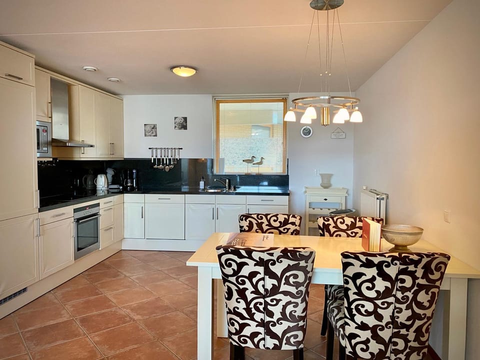 Restaurant/places to eat, Dining area
