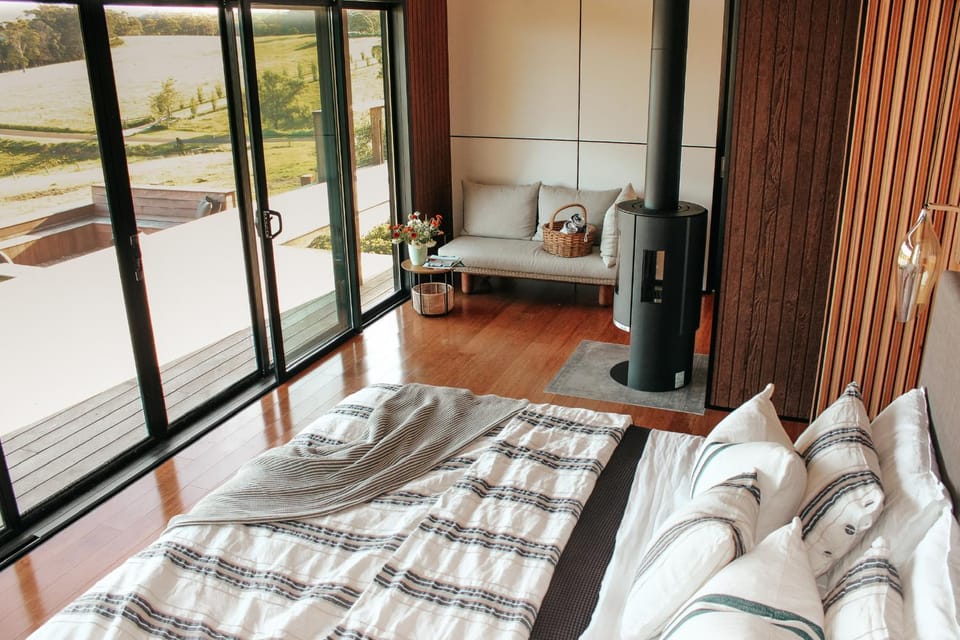 Bed, Living room, Photo of the whole room, Seating area, Bedroom