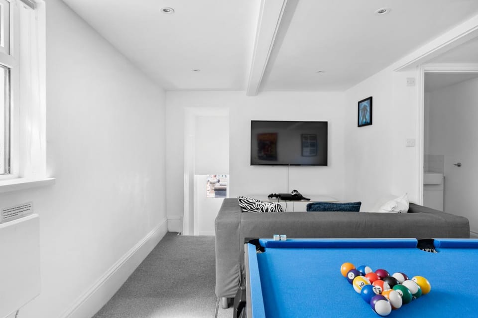 Billiard, Game Room