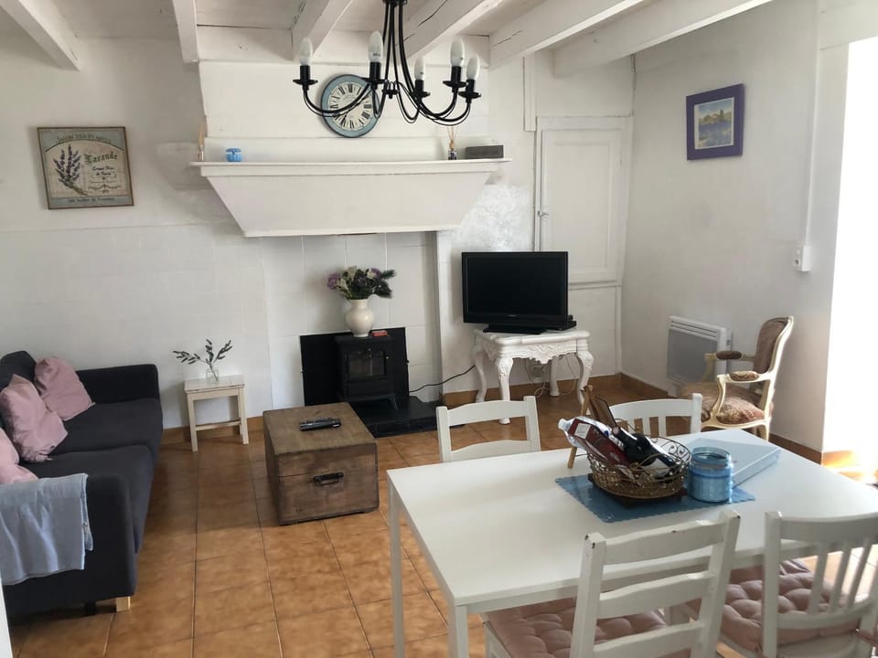 TV and multimedia, Living room, Seating area, Dining area, fireplace