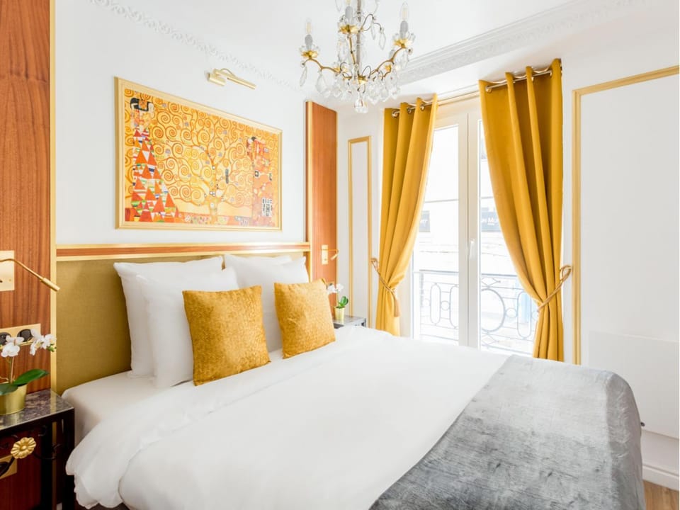 Property building, Facade/entrance, Bed, Photo of the whole room, Bedroom