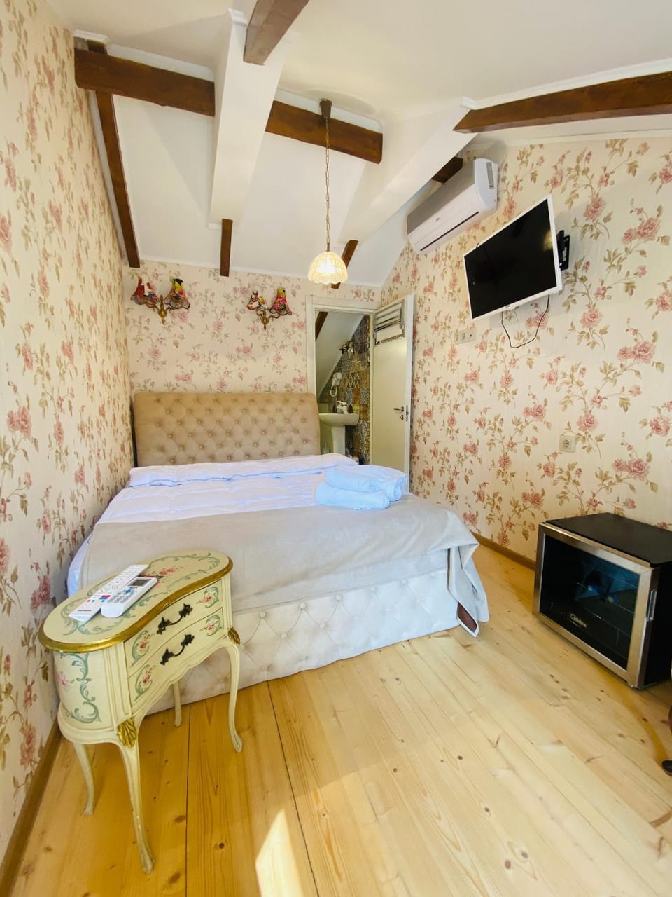 Bed, Bedroom, air conditioner
