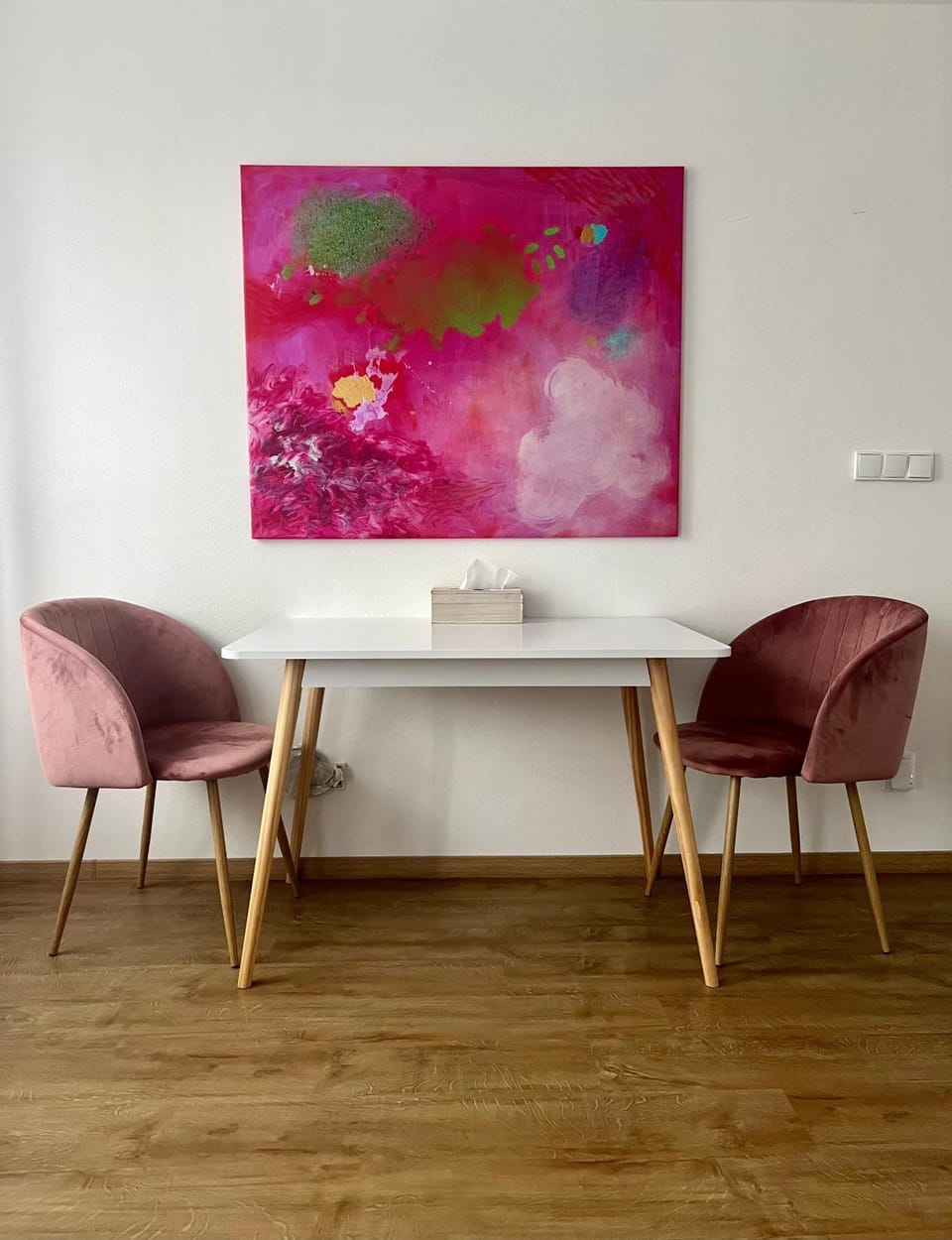 Decorative detail, Seating area, Dining area