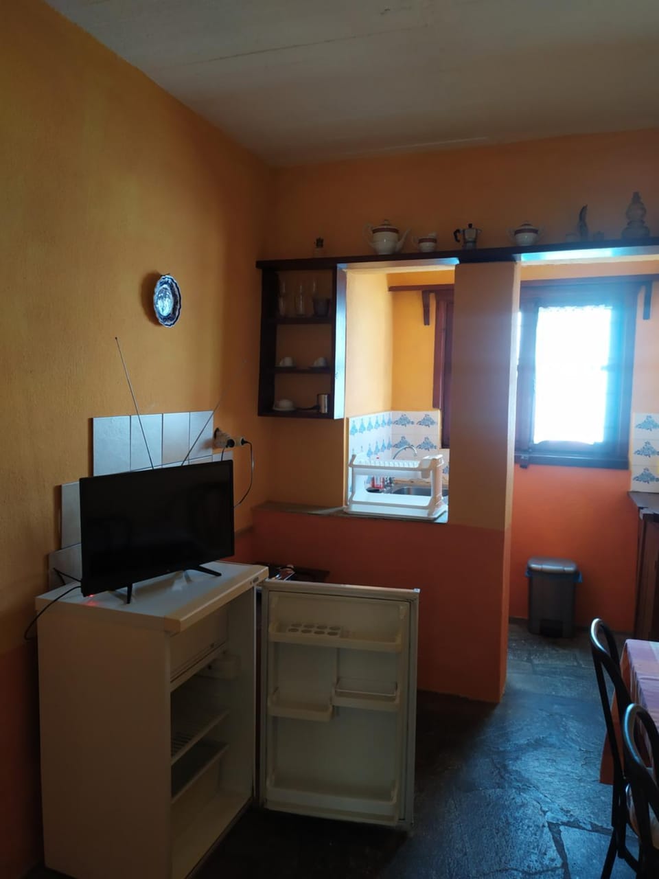 TV and multimedia, Kitchen or kitchenette, Living room, Seating area
