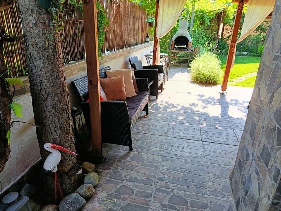 BBQ facilities, Garden, Living room, Seating area