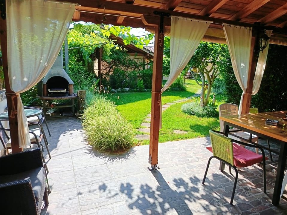 Patio, Spring, Day, Garden, Seating area, Dining area, Garden view