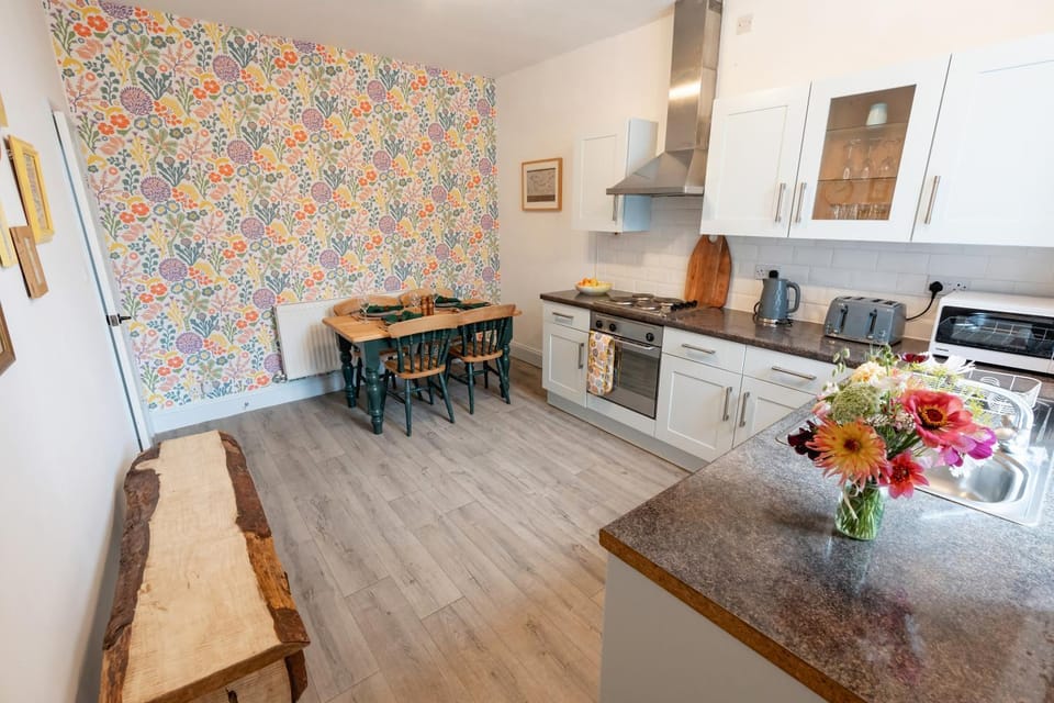 Kitchen or kitchenette, Dining area, minibar, oven, pet friendly, toaster, kitchen, kitchen