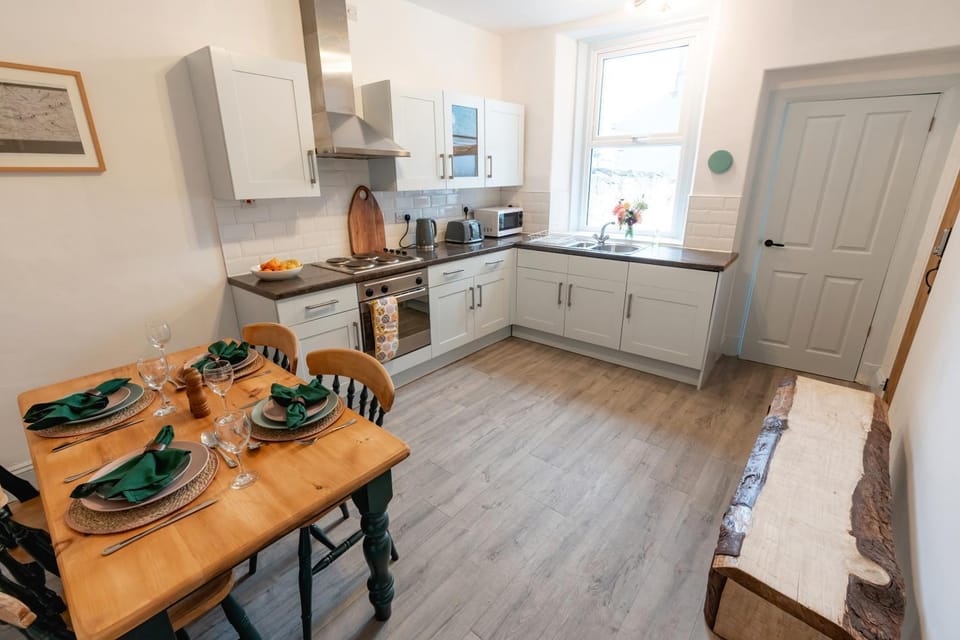 Kitchen or kitchenette, Seating area, Dining area, microwave, oven, pet friendly, stove, toaster, kitchen, kitchen