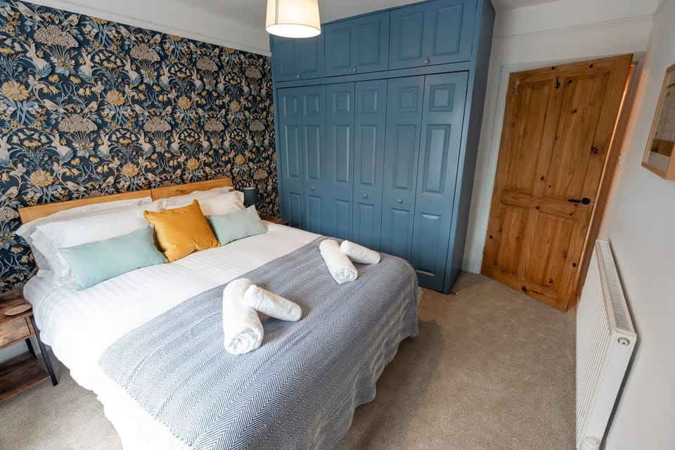 Bed, Photo of the whole room, Decorative detail, Bedroom, towels, wardrobe