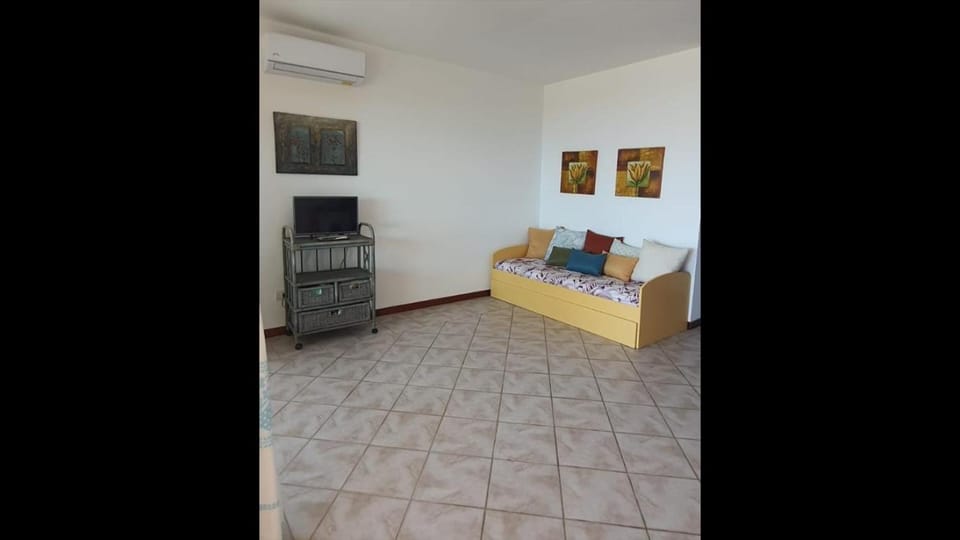 Bed, Living room