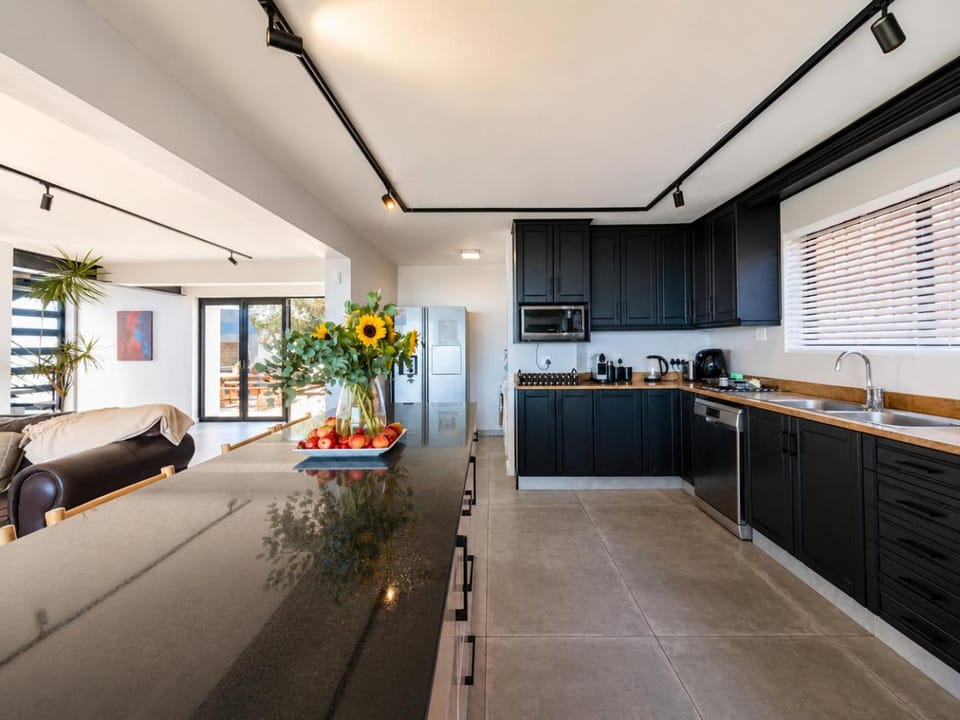 Kitchen or kitchenette, Food and drinks, dishwasher, oven