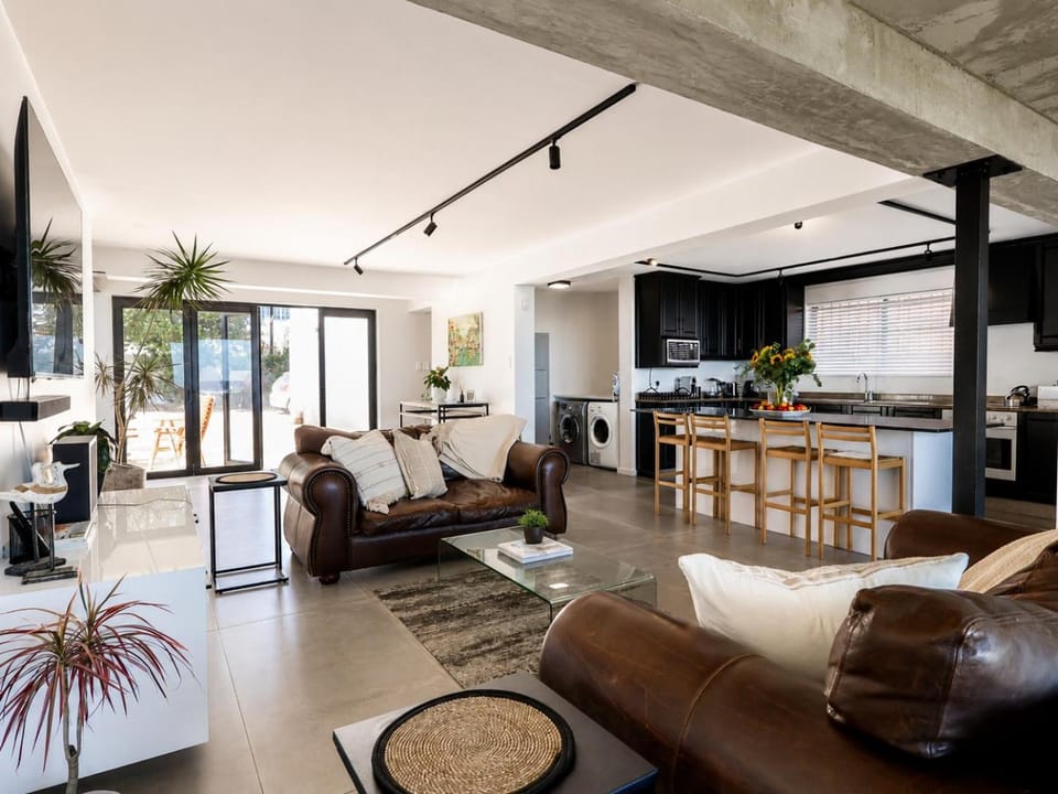 TV and multimedia, Kitchen or kitchenette, Living room, Seating area, Evening entertainment