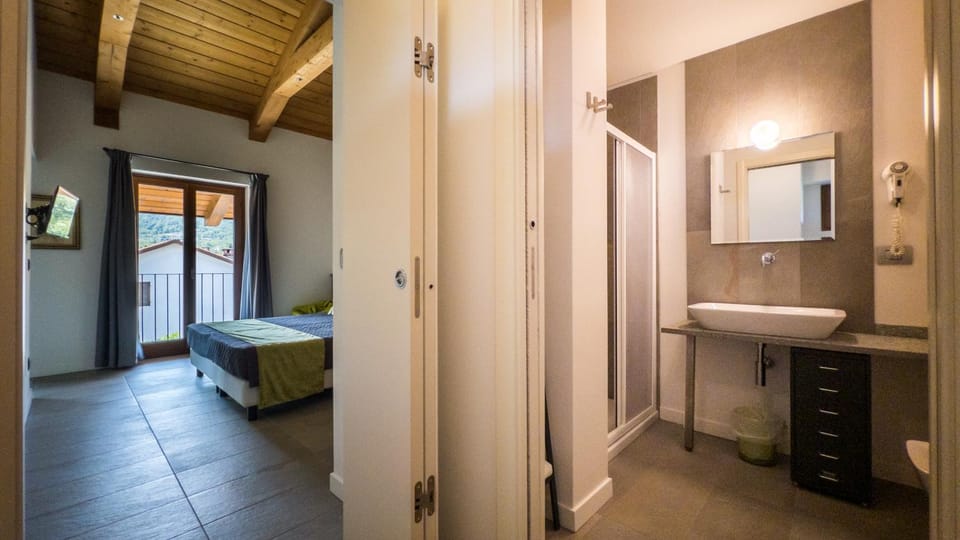 Bed, Bathroom, Photo of the whole room, Bedroom