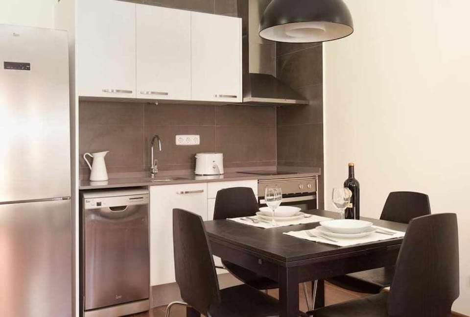 Kitchen or kitchenette, Dining area