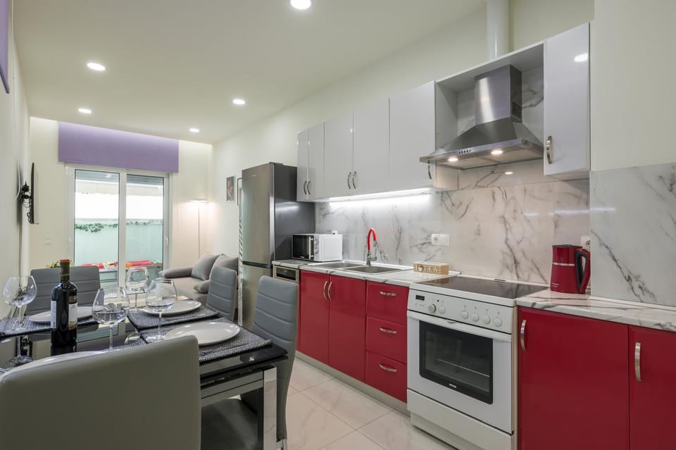 Kitchen or kitchenette, Dining area, dishwasher, oven, stove