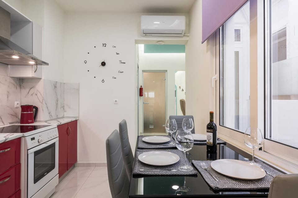 Kitchen or kitchenette, Dining area, oven