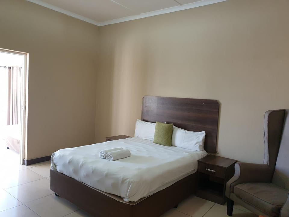 Bed, TV and multimedia, Photo of the whole room, Seating area, Bedroom, Family, hair dresser, towels, wardrobe, air conditioner