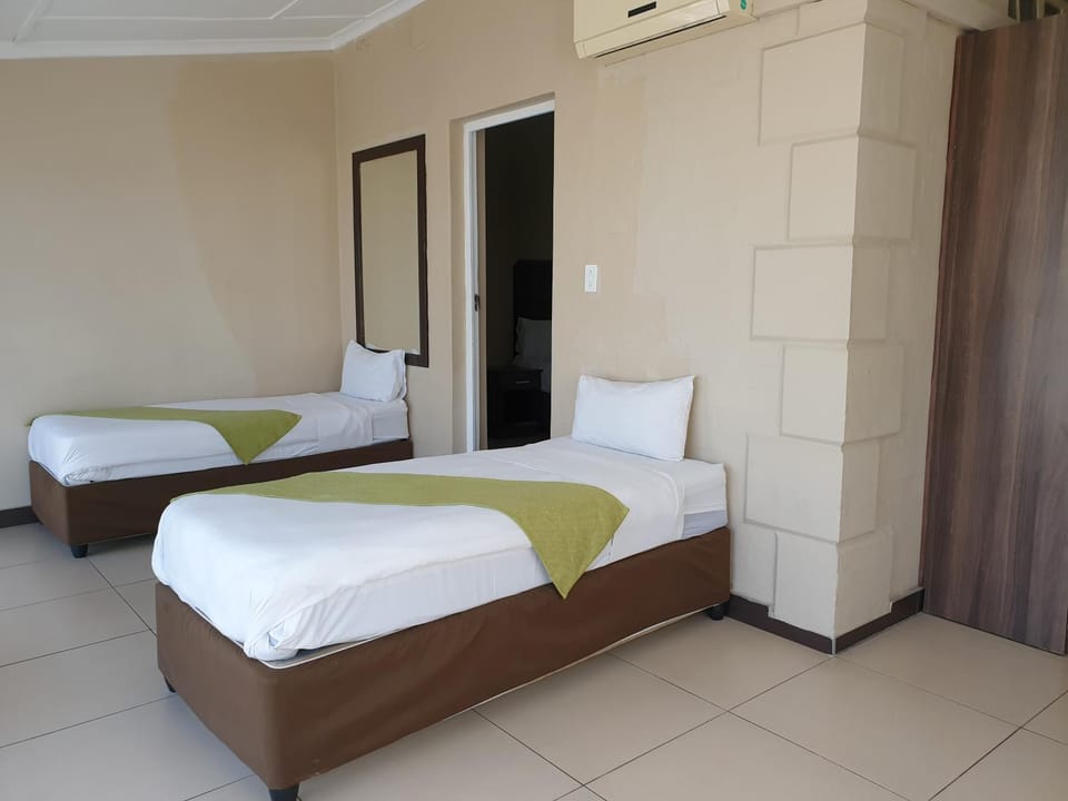 Bed, View (from property/room), Photo of the whole room, Bedroom, City view, Street view, Family, Quiet street view, Inner courtyard view, wardrobe, air conditioner