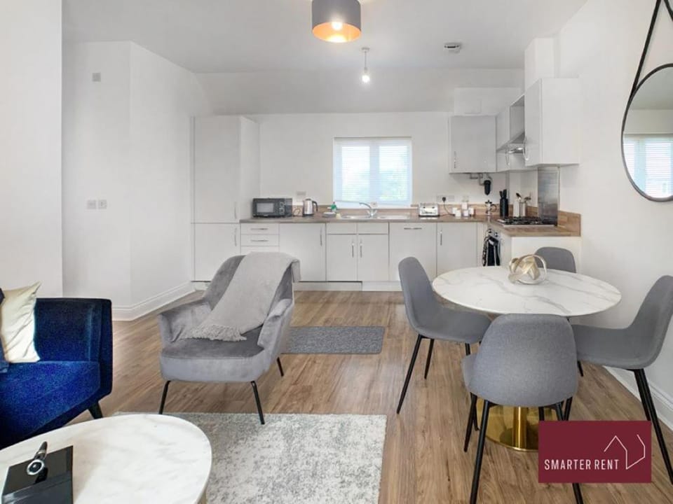 Bracknell - Maisonette Parking 2Bed House in Bracknell