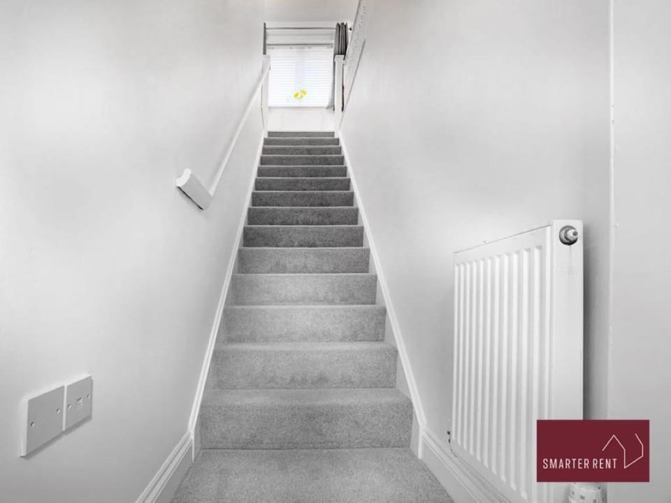 Bracknell - Maisonette Parking 2Bed House in Bracknell