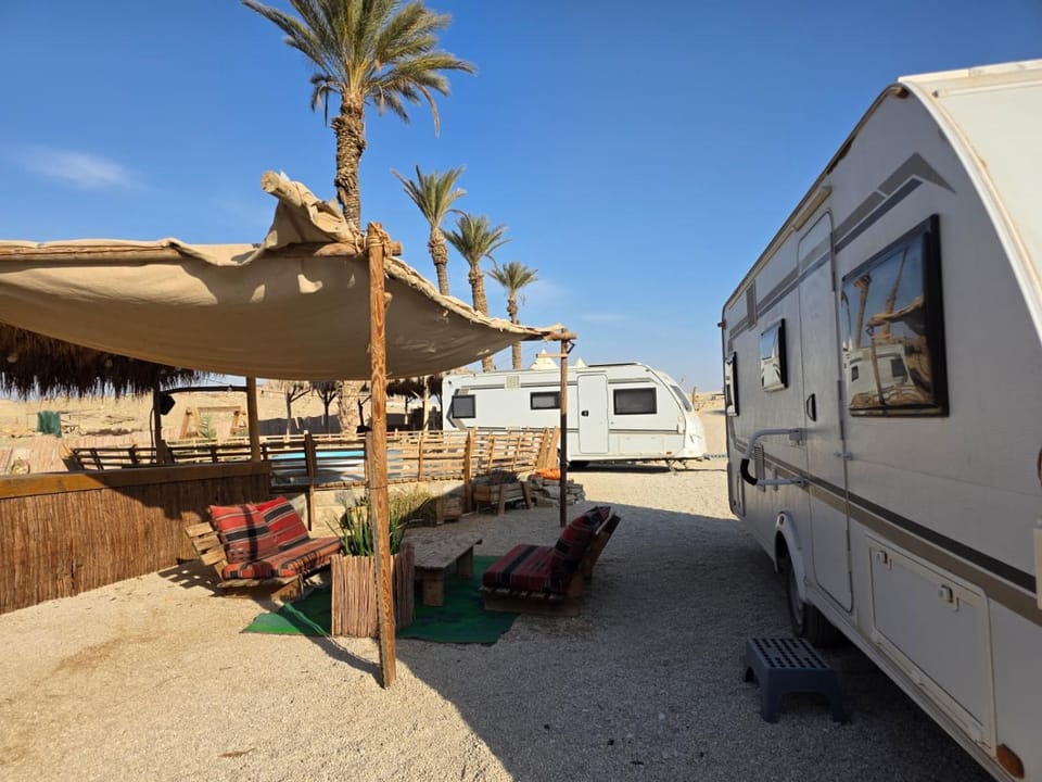 Glamping Caravans In the Crater- גלמפינג קרוואנים במכתש Campground/ 
RV Resort in South District
