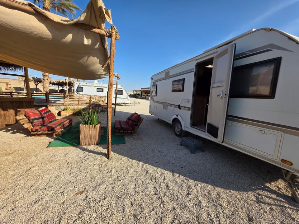 Glamping Caravans In the Crater- גלמפינג קרוואנים במכתש Campground/ 
RV Resort in South District