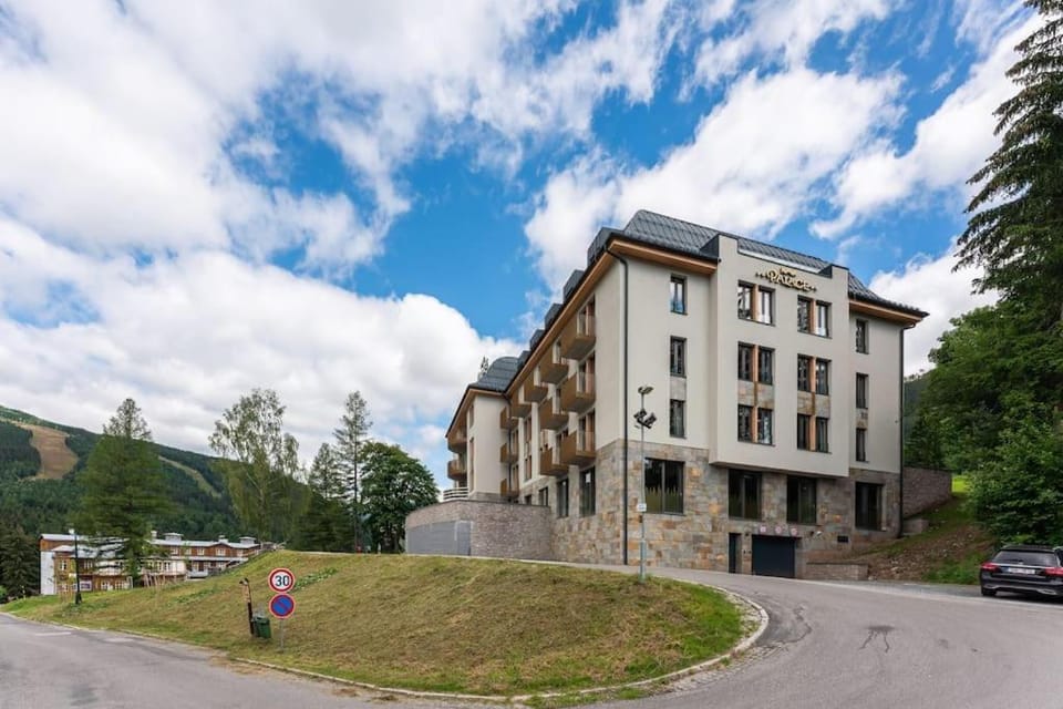 Residence Koubek - Útulný apartmán s výhledem a parkováním Apartment in Lower Silesian Voivodeship