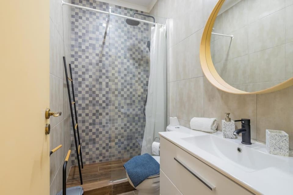 Shower, Bathroom, towels