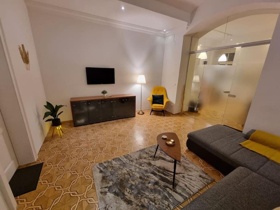 Communal lounge/ TV room, TV and multimedia, Living room, Seating area