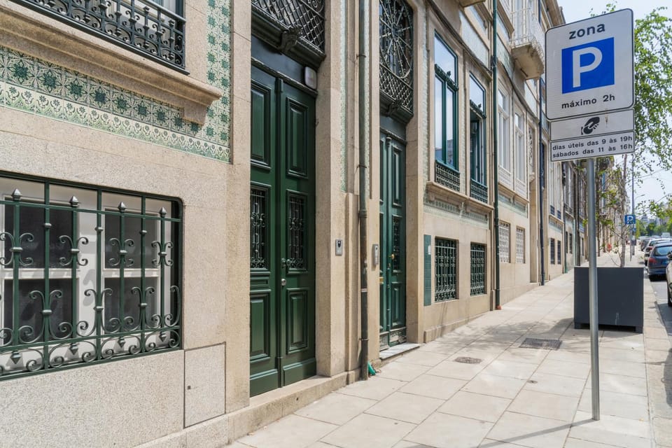 Facade/entrance, Neighbourhood