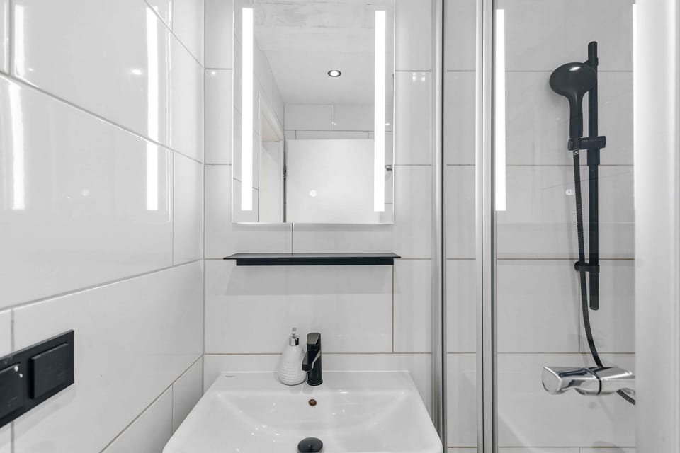 Shower, Bathroom, hair dryier