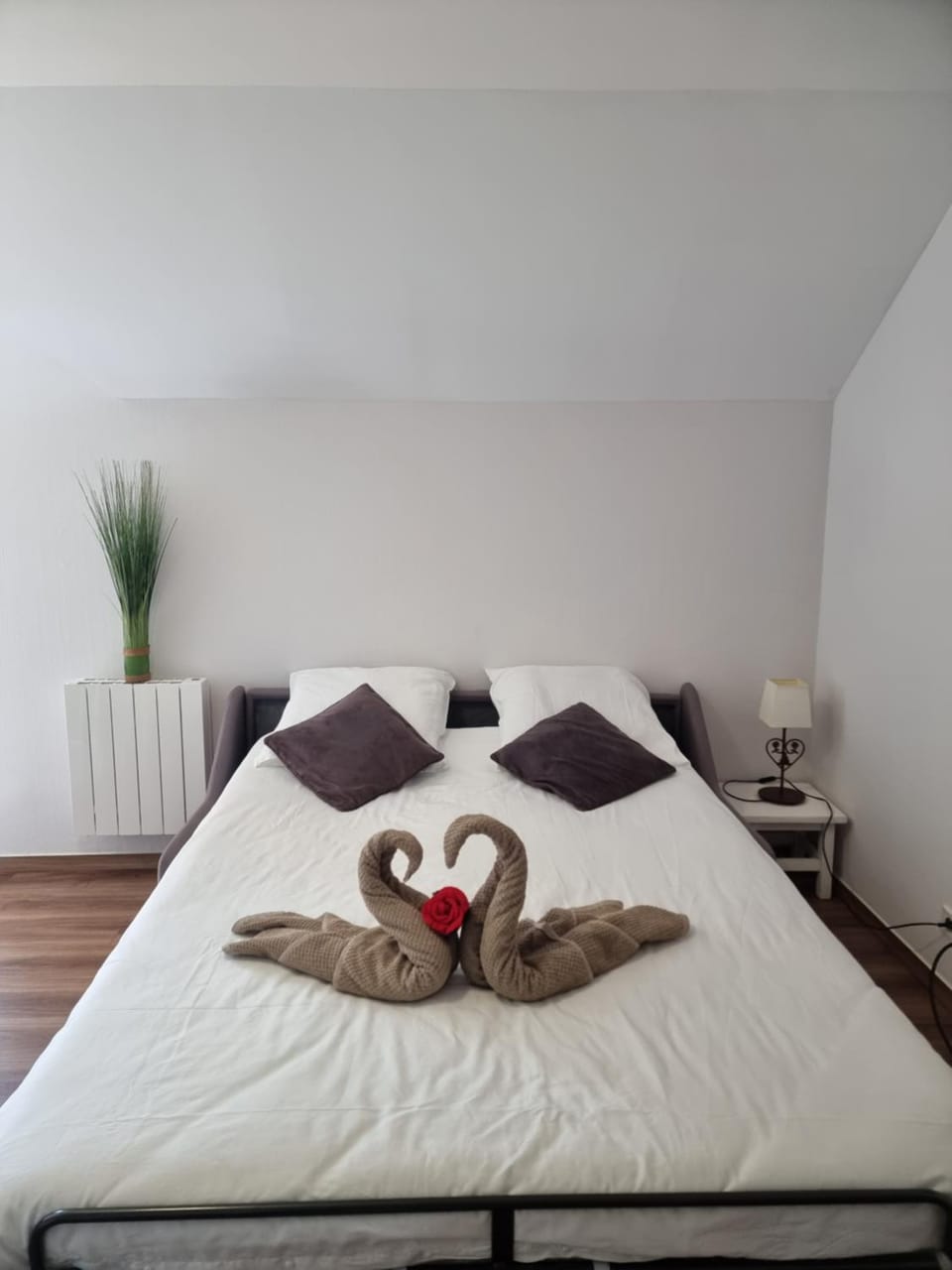 Bed, Bedroom, towels