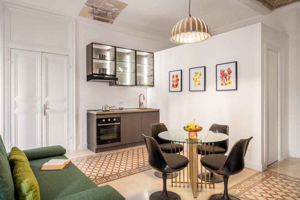 Kitchen or kitchenette, Living room, Seating area, Dining area, pet friendly, stove