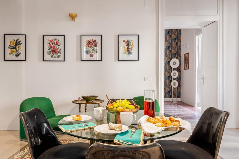 Living room, Food and drinks, Seating area, Dining area, Food