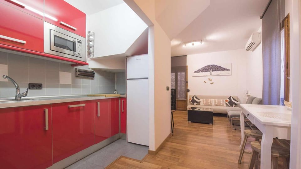 Kitchen or kitchenette, Dining area, dishwasher, minibar, oven, stove