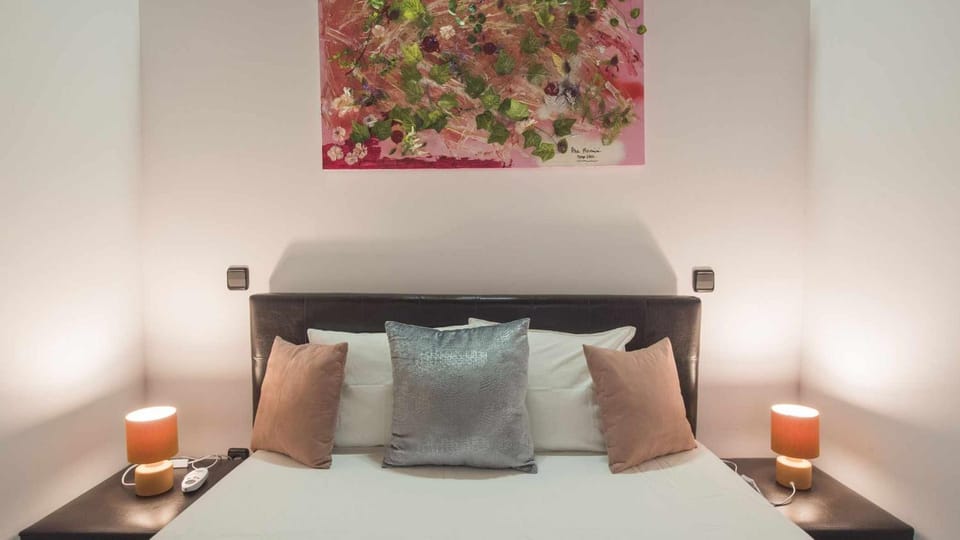Bed, Photo of the whole room, Decorative detail, Bedroom
