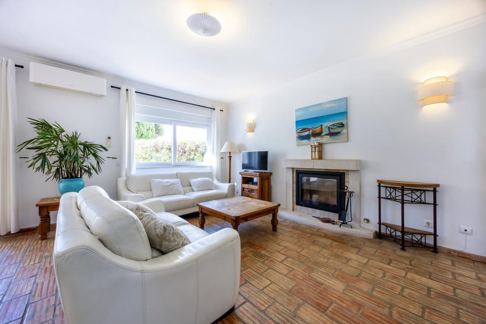 TV and multimedia, Living room, Seating area, air conditioner