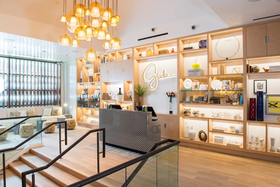Restaurant/places to eat, On-site shops, Lounge or bar