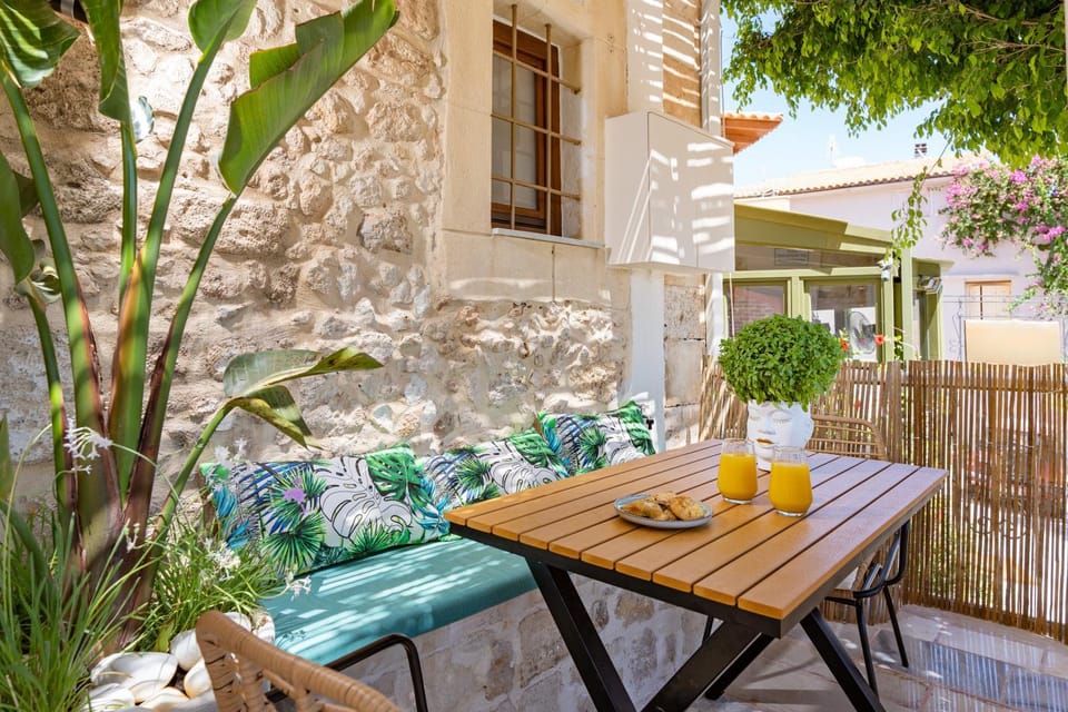 Day, Balcony/Terrace, Seating area, Dining area