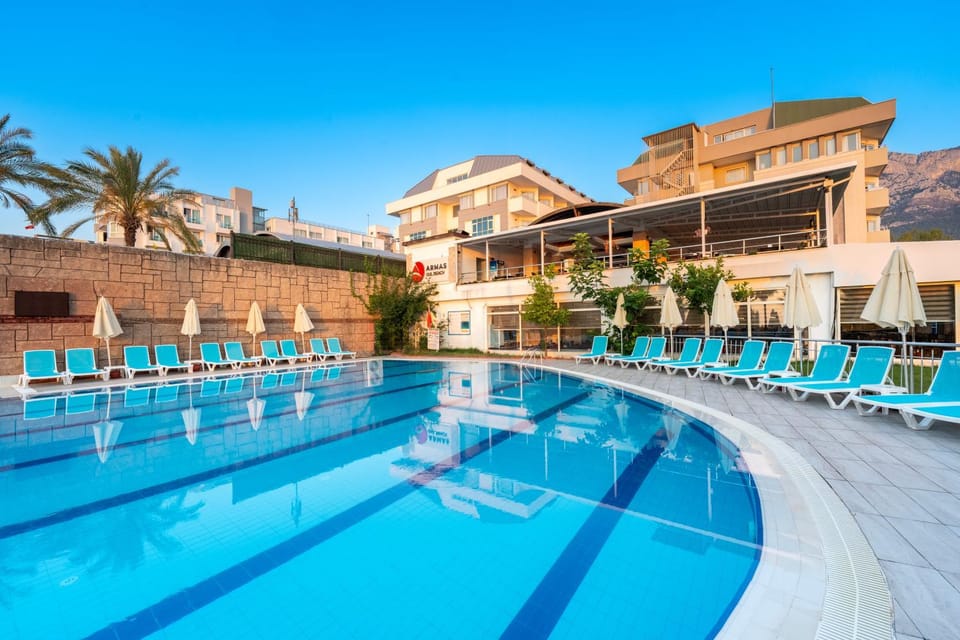 Property building, Pool view, Swimming pool, sunbed