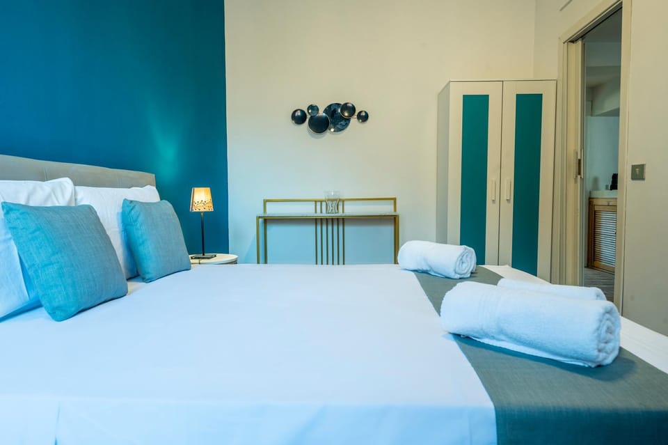 Photo of the whole room, Bedroom, towels, wardrobe