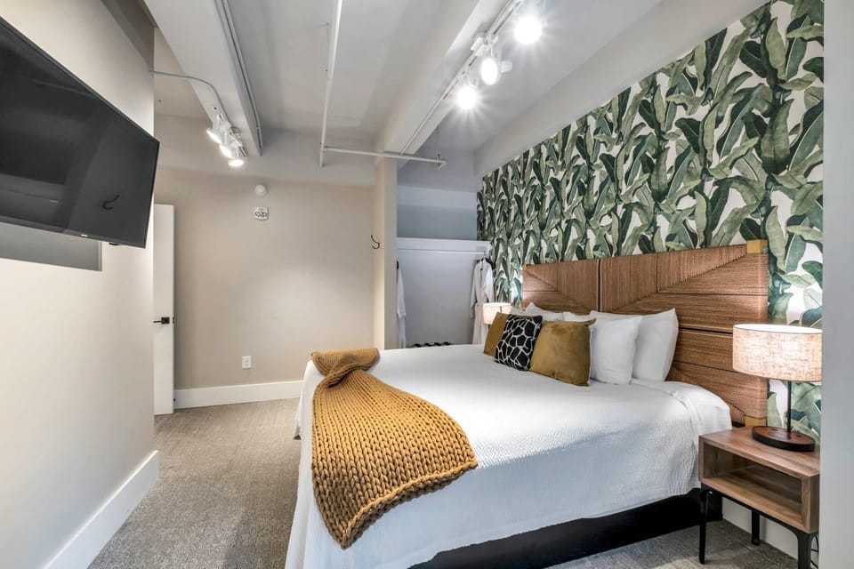 Bed, TV and multimedia, Photo of the whole room, Bedroom