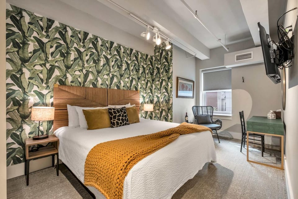 Bed, TV and multimedia, Photo of the whole room, Seating area, Bedroom, air conditioner