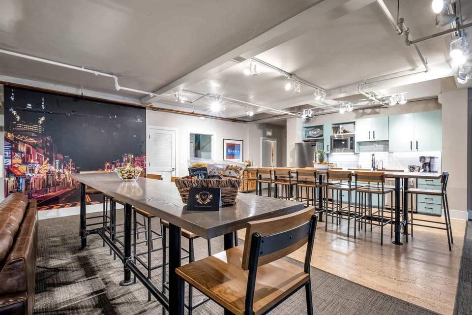 Nashville Honky Tonk Suite 6 BR by Maddox Hotel Apartment in East Nashville