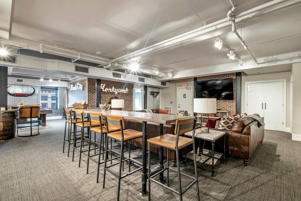 Nashville Honky Tonk Suite 6 BR by Maddox Hotel Apartment in East Nashville