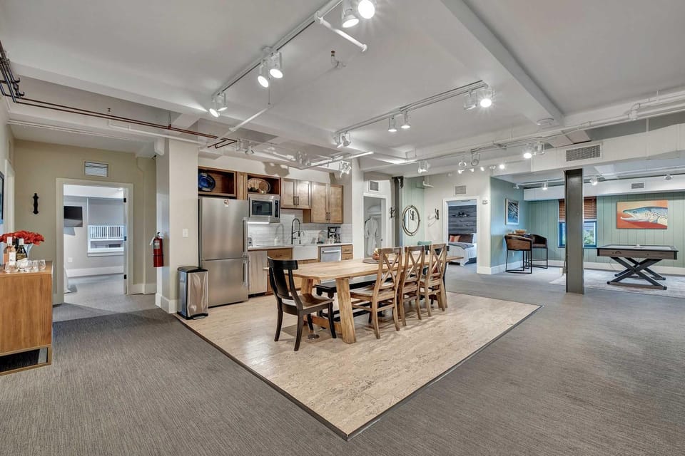 Kitchen or kitchenette, Dining area, stove