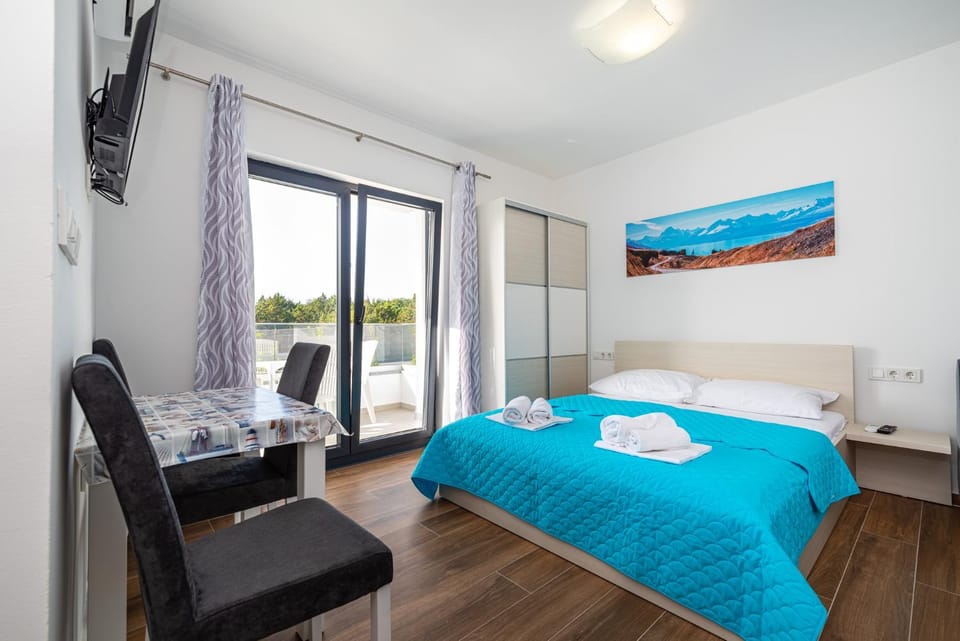 Bed, Seating area, Bedroom