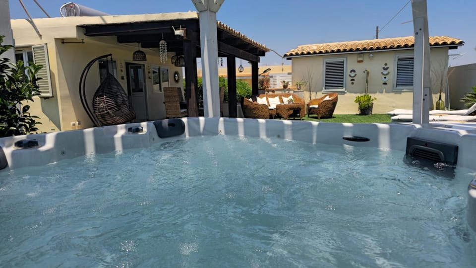 Garden, Hot Tub